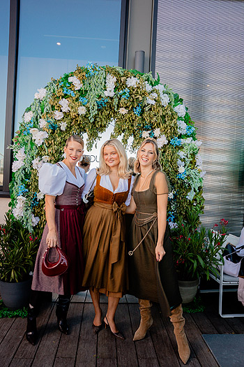 Constanze Schnitzler, Veronika Stork-Jacklbauer, Nele Ludowig_ beim CocoVero-Douglas Wiesn-Anstich Rocka Studio / ©Foto: Maximilian Ostermeier | Rocka Studio | www.rocka.studio | max@rocka.studio